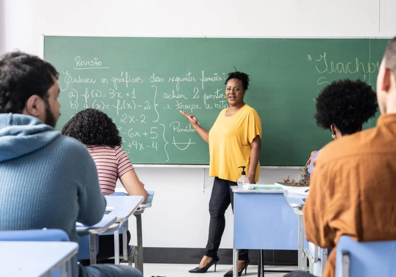 A Suíça está entre os países que pagam o maior salário para professores no mundo. O valor deles é 8 vezes mais que recebem os docentes da rede pública do Brasil. - Foto: iStock/Educa SC.