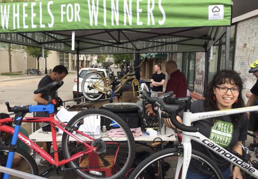 Voluntários ajudam no trabalho da organização que restaura e doa bicicletas. - Foto: reprodução/Wheels for Winners