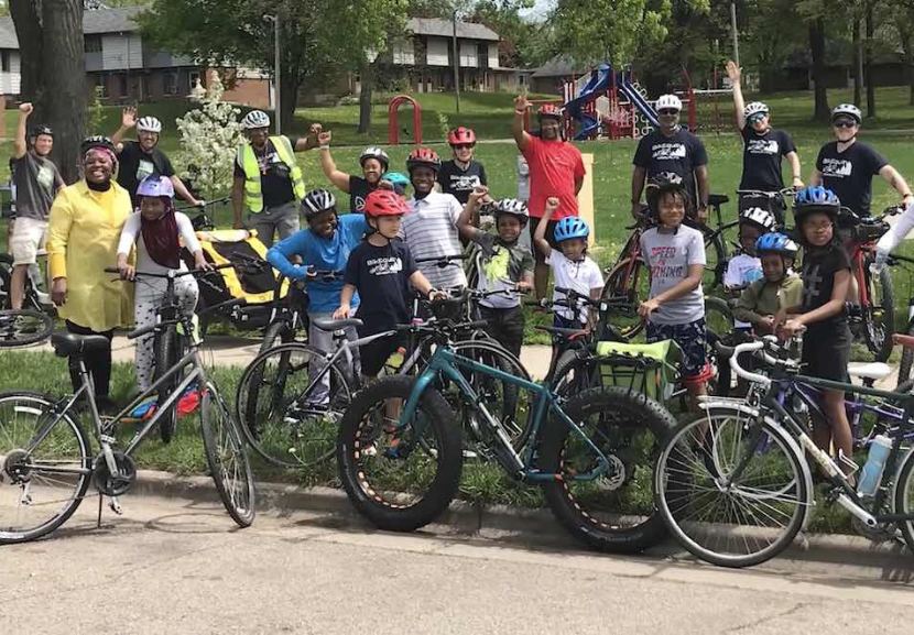 Os moradores precisam fazer 10 horas de serviço comunitário na cidade e só depois ganham as bikes. - Foto: reprodução/Wheels for Winners