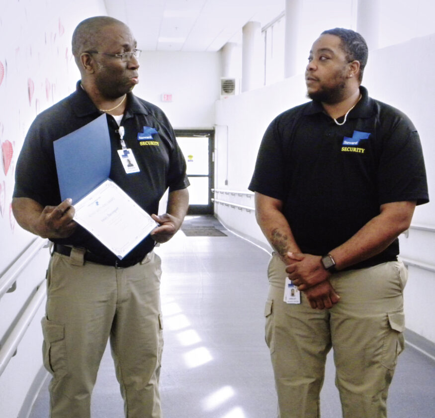  Gentileza gera gentileza! O gerente de segurança do hospital, à esquerda, presenteia Ansley Davenport com um vale-presente de US$ 100. - Foto: Trumbull Regional Medical Center