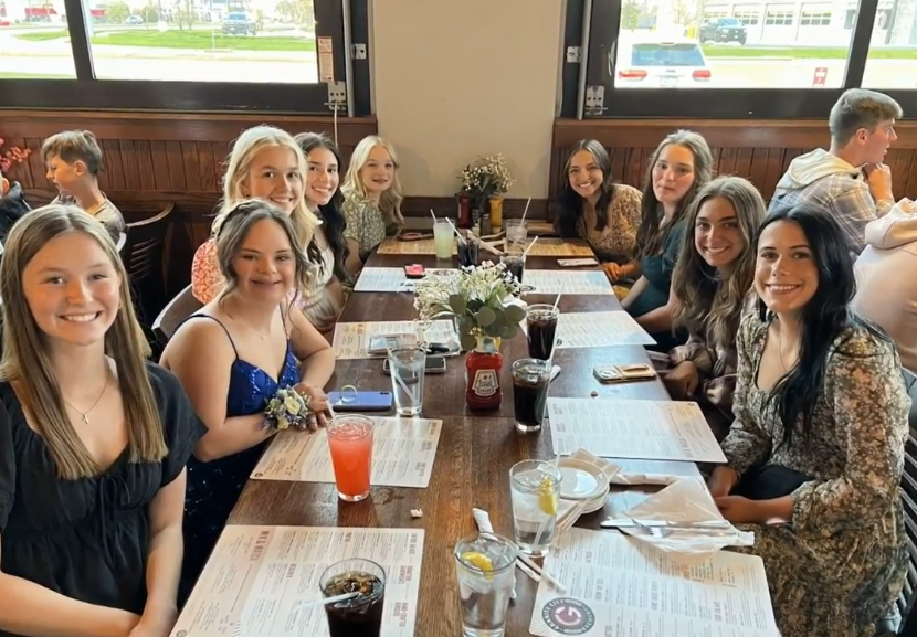 Os amigos a levaram para jantar e depois ainda foram se divertir em um local de jogos. - Foto: arquivo pessoal 