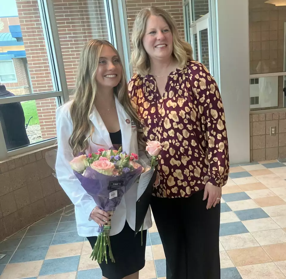 Isabella encerrou um ciclo, segundo a mãe, ao receber o diploma das mãos de Sara. Foto: Dan Chalk/Midland Daily News.