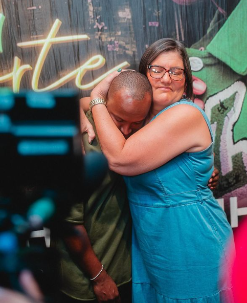 Os dois se abraçaram e relembraram o dia que Isabel esteve ali para ajudar o início da carreira do cantor. Foto: @thiaguinho/Instagram.