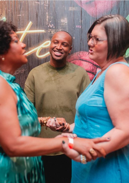 Isabel também conheceu a mãe do artista, que agradeceu pela ajuda ao filho. Foto: @thiaguinho/Instagram.