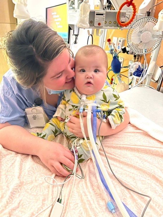 Ainda na UTI, Ella recebia a visita de Taylor todo os dias. Foto: Sistema de Saúde Metodista.