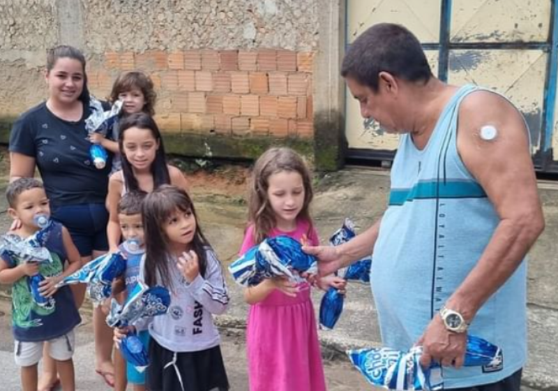 Zeca Pagodinho, mais uma vez, mostrou a grande pessoa que é ao distribuir ovos de Páscoa para crianças em Xerém, no Rio de Janeiro. - Foto: @zecapagodinho/Instagram.