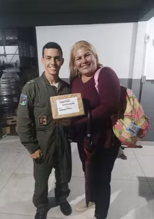 A Força Aérea Brasileira de Guarujá ajudou no transporte do medicamento de Santos para Canoas. - Foto: reprodução/arquivo pessoal 