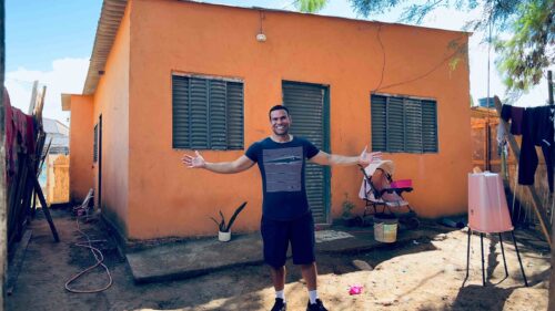 Em 2023, o funkeiro entregou a casa de alvenaria para a família da dona Lourdes. - Foto: arquivo pessoal