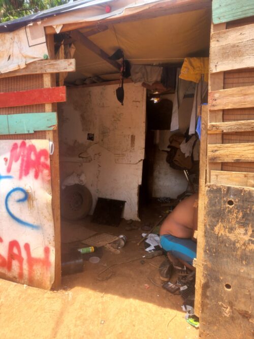 A entrada do barraco onde dona Lourdes morava com marido, filhos e netos no DF. - Foto: arquivo pessoal