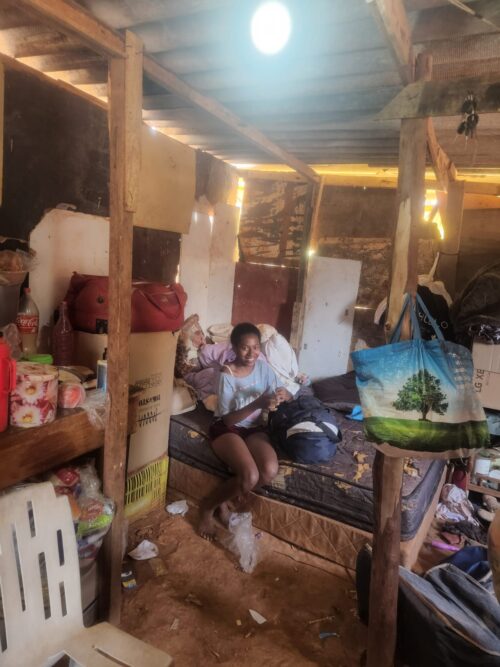 O barraco de terra batida onde a família da dona Lourdes dormia. - Foto: arquivo pessoal