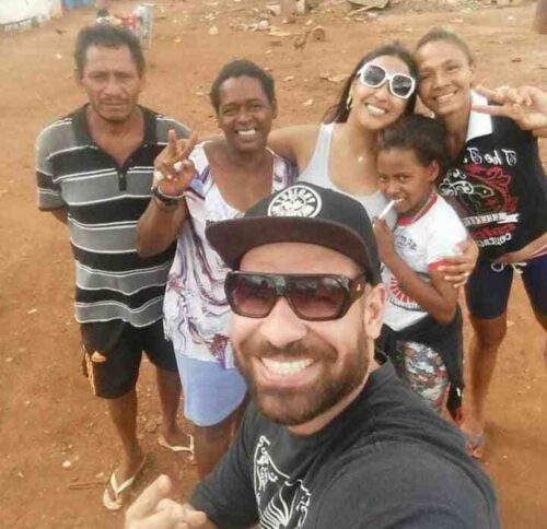Mc Bockaum com parte da família da dona Lourdes antes da construção da casa dela - Foto: arquivo pessoal