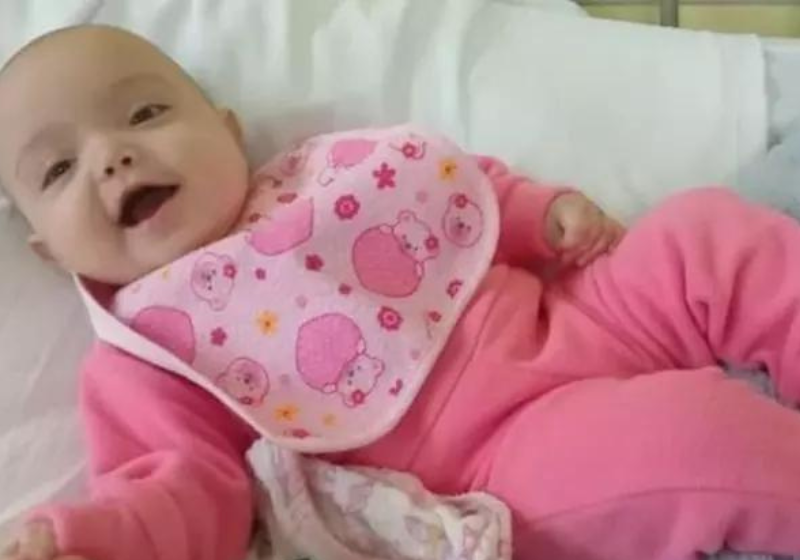 A bebê Ágata, que caiu do barco na hora do resgate no RS, teve alta do hospital. Foto: @gabrielli.silvaa.5/Instagram.