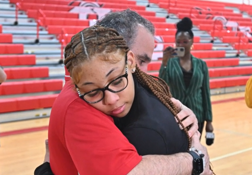 Elas estavam no lugar certo! As alunas Isreal e Correy agiram rapidamente e conseguiram reanimar o professor antes que o pior acontecesse. - Foto: Daniel Mears/ The Detroit News