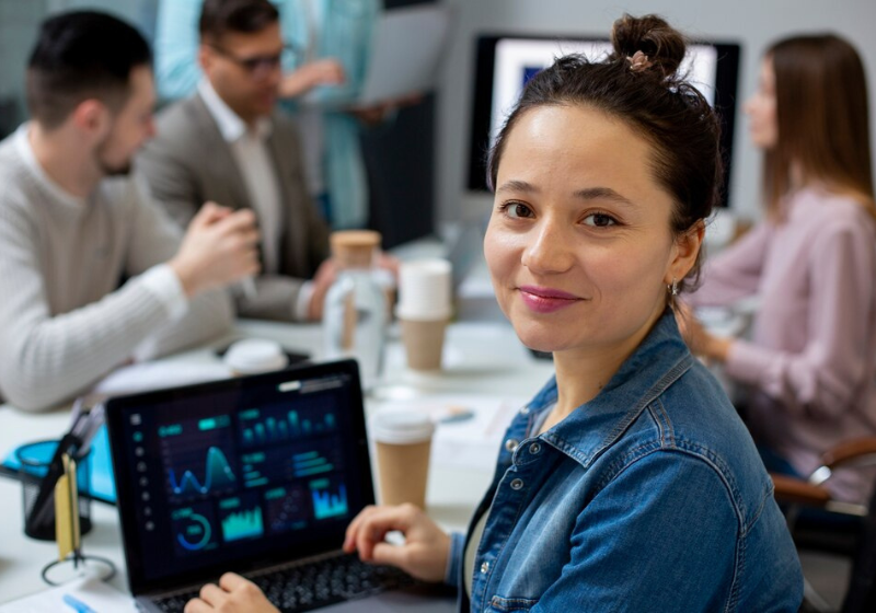 Os analistas de dados ficam de olho nas métricas das empresas. O objetivo é descobrir as melhores oportunidades para os negócios. Foto: Freepik.