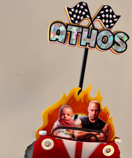 O bolo do 8° mêsversário tinha uma decoração especial. Foto: @athos.fr/Instagram.