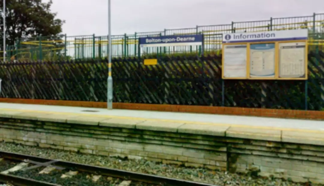 Os meninos esperam o último trem na estação de Bolton-upon-Dearne, quando salvaram o homem. Foto: Google Maps.