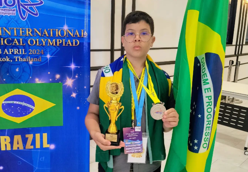  De Juiz de Fora para o mundo! O brasileiro de 13 anos, apaixonado por exatas, voltou da Olimpíada Internacional Matemática com medalha e troféu. - Foto: reprodução/ Instagram @emanuellopescitrangulo