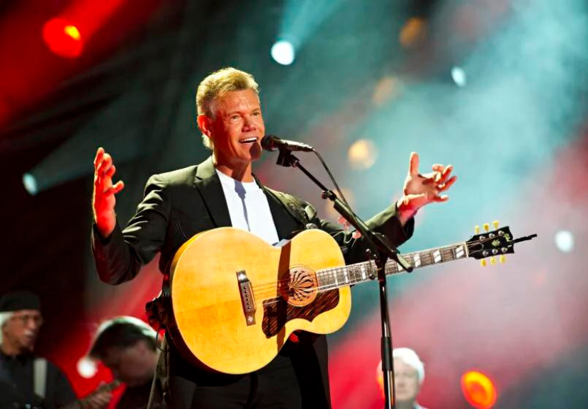 Após uma década sem lançamentos devido às sequelas de um AVC, o cantor Randy Travis gravou uma música com a própria voz reproduzida por IA. - Foto: Amy Harris/Invision/Associated Press