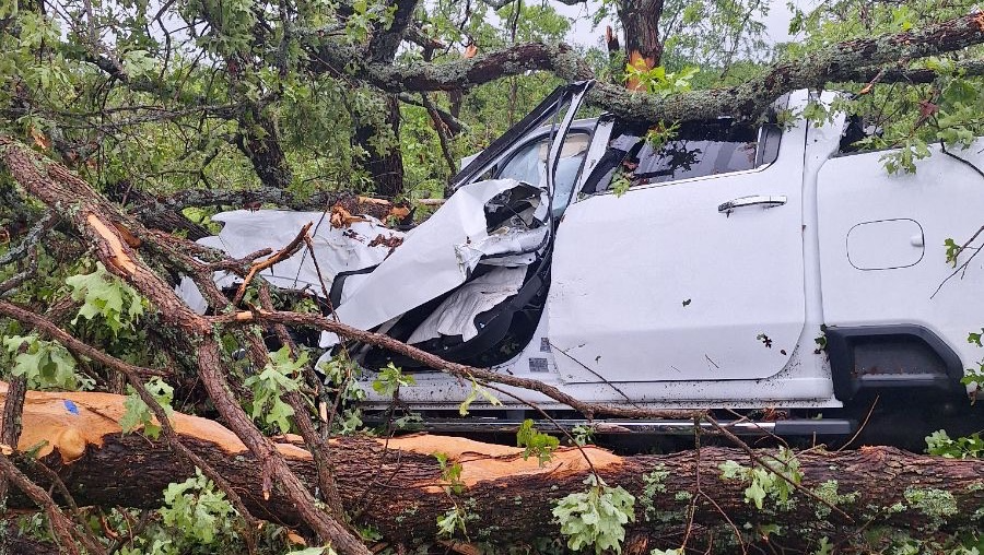 O carro onde a família Baker estava foi jogado contra as árvores depois de um tornado. Foto: Família Baker.