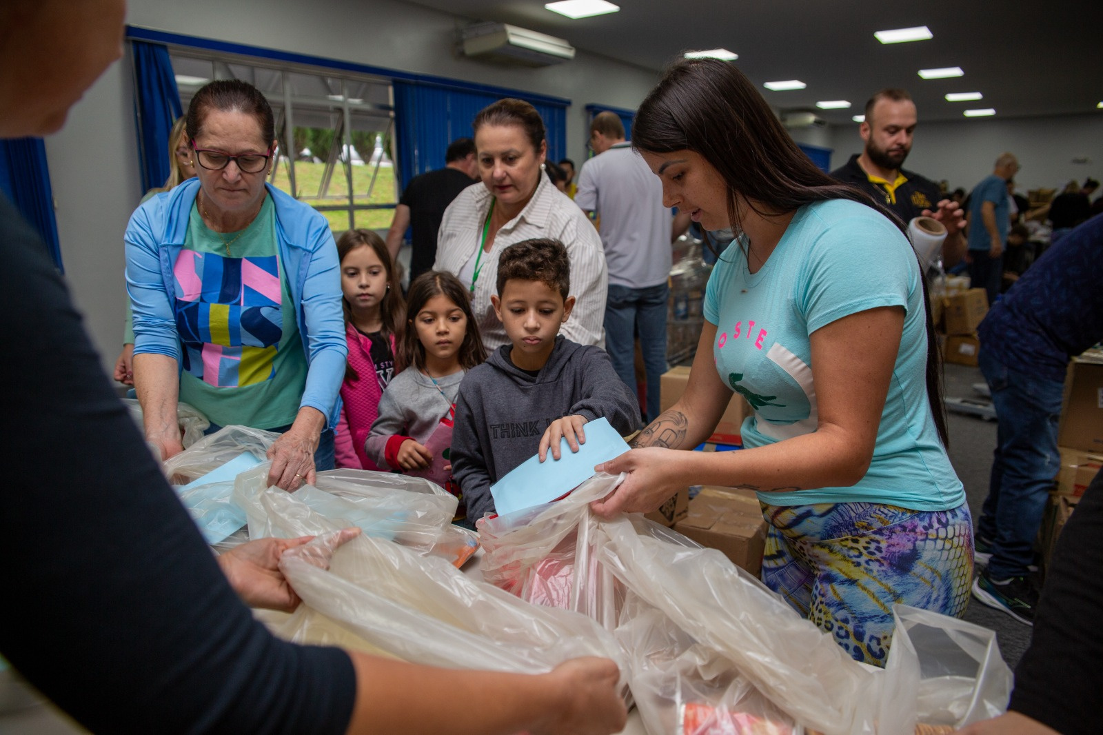 Para levar as mensagens aos vizinhos gaúchos, alunos de SC organizam as cartas em cestas básicas. - Foto: Diego de Bastiani/ Prefeitura de Chapecó