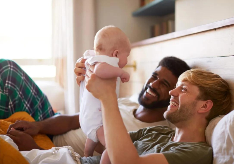 O crescimento de adoções de crianças por casais homoafetivos no Brasil, que bateu recorde, é um avanço por uma sociedade mais justa e inclusiva. - Foto: AdobeStock.