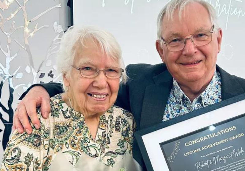 O casal de idosos Robert e Margaret Isdale já deu lar temporário para mais de 150 filhos nos últimos 40 anos e foi premiado por isso. - Foto: Alex MCGuire.