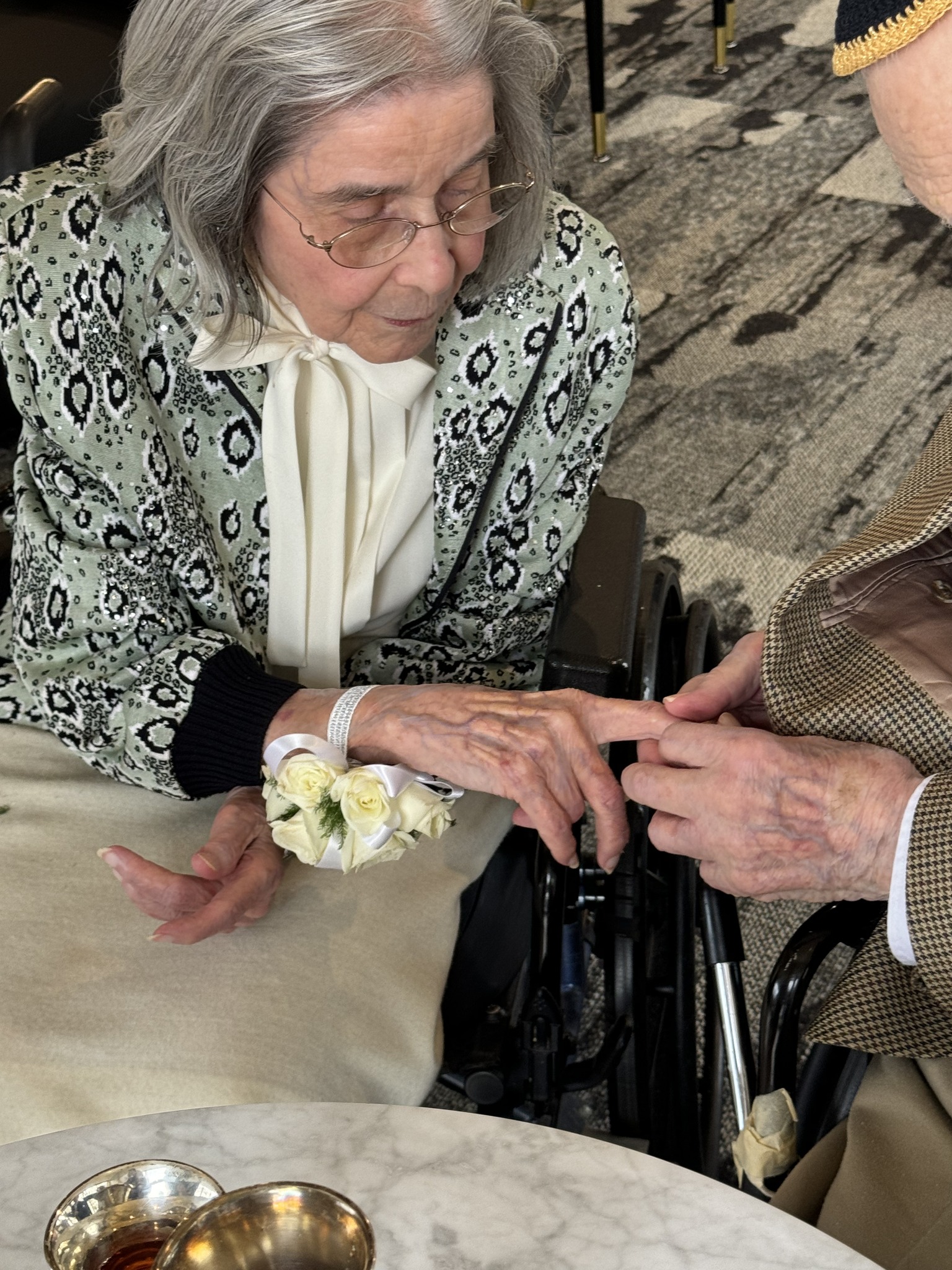 Bernie e Marjorieeles descobriram que estudaram juntos na mesma universidade, mas na época não se conheciam. - Foto: Facebook/ Sarah Sicherman