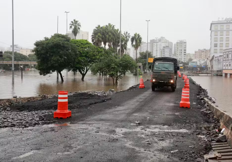 O corredor para levar ajuda humanitária foi construído de maneira provisória. Foto: Julio Ferreira (PMPA).