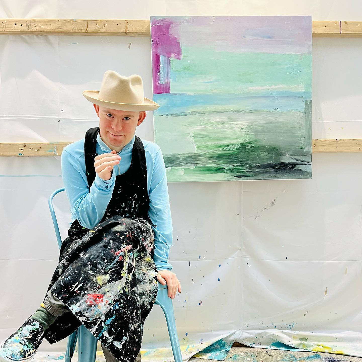 Charlie passou por um momento de regressão e, com a ajuda da arte, superou vários desafios. Foto: Charlie French Fine Art.