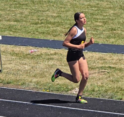 Brinley Tatsey durante a corrida em que ajudou a adversária que não conseguia respirar. - Foto: Brinley / Credit: Gina Dosch