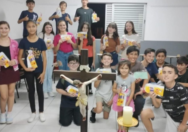 As crianças de Santa Catarina enviaram para crianças do RS várias mensagens de apoio. Eles também colocaram doces nos pacotes! Foto: Redes Sociais.