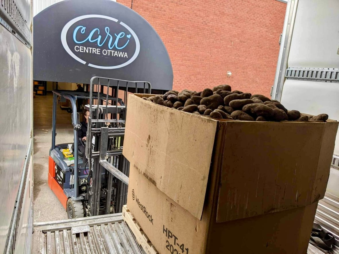 Empilhadeiras também foram usadas para ajudar na logística dos itens. Foto: Amanda Putz (CBC).