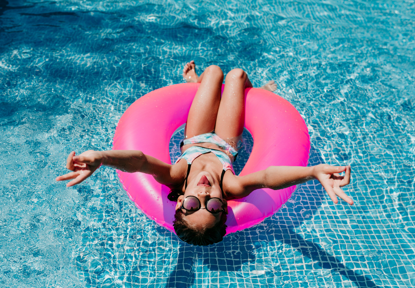 Alerta de melhor emprego do mundo! Além de nadar em piscinas, o trabalho envolve organizar festas e gravar vários conteúdos para as redes sociais. - Foto: Eva Blanco/Canva Pro