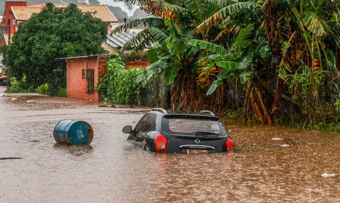 As chuvas começaram na última segunda-feira e deixaram mais de 20 mil desabrigados. Foto: Diego Vara (REUTERS).