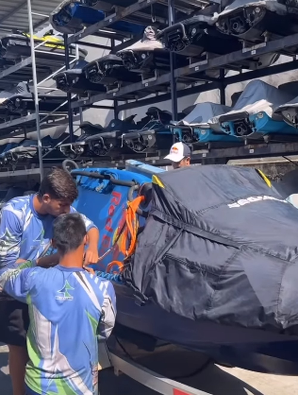 O grupo está levando vários equipamentos aquáticos para ajudar no resgate. Foto: Reprodução/Instagram.