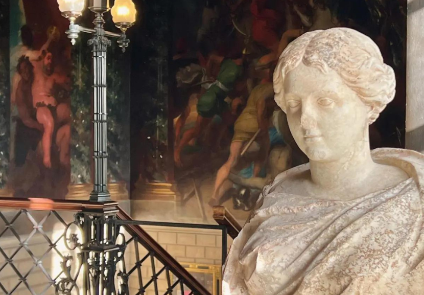 As duas partes da estátua foram limpas e montadas, e agora estão em exposição. - Foto: Casa Burgley