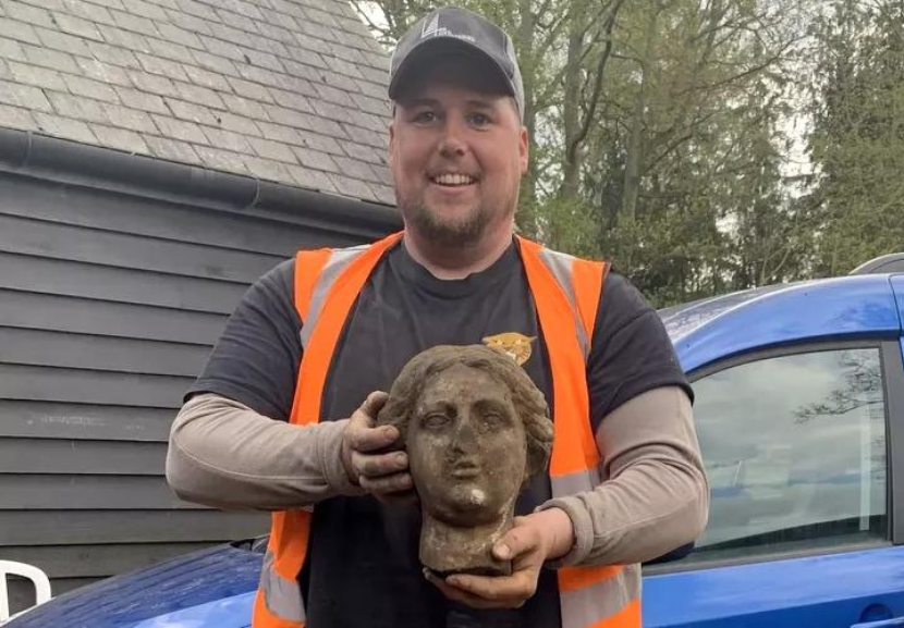 Foi Greg Crawley quem encontrou a cabeça da estátua romana quando dirigia uma escavadeira na construção do estacionamento. - Foto: Casa Burgley