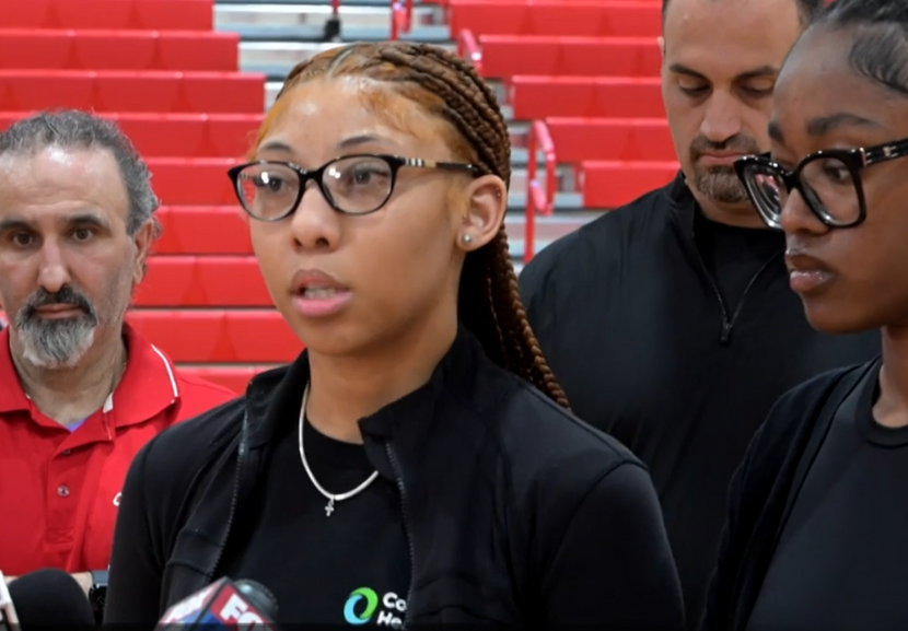  Alfred finalmente encontrou Isreal e Correy depois da emergência e agradeceu as garotas por terem salvado ele. - Foto: Daniel Mears/ The Detroit News