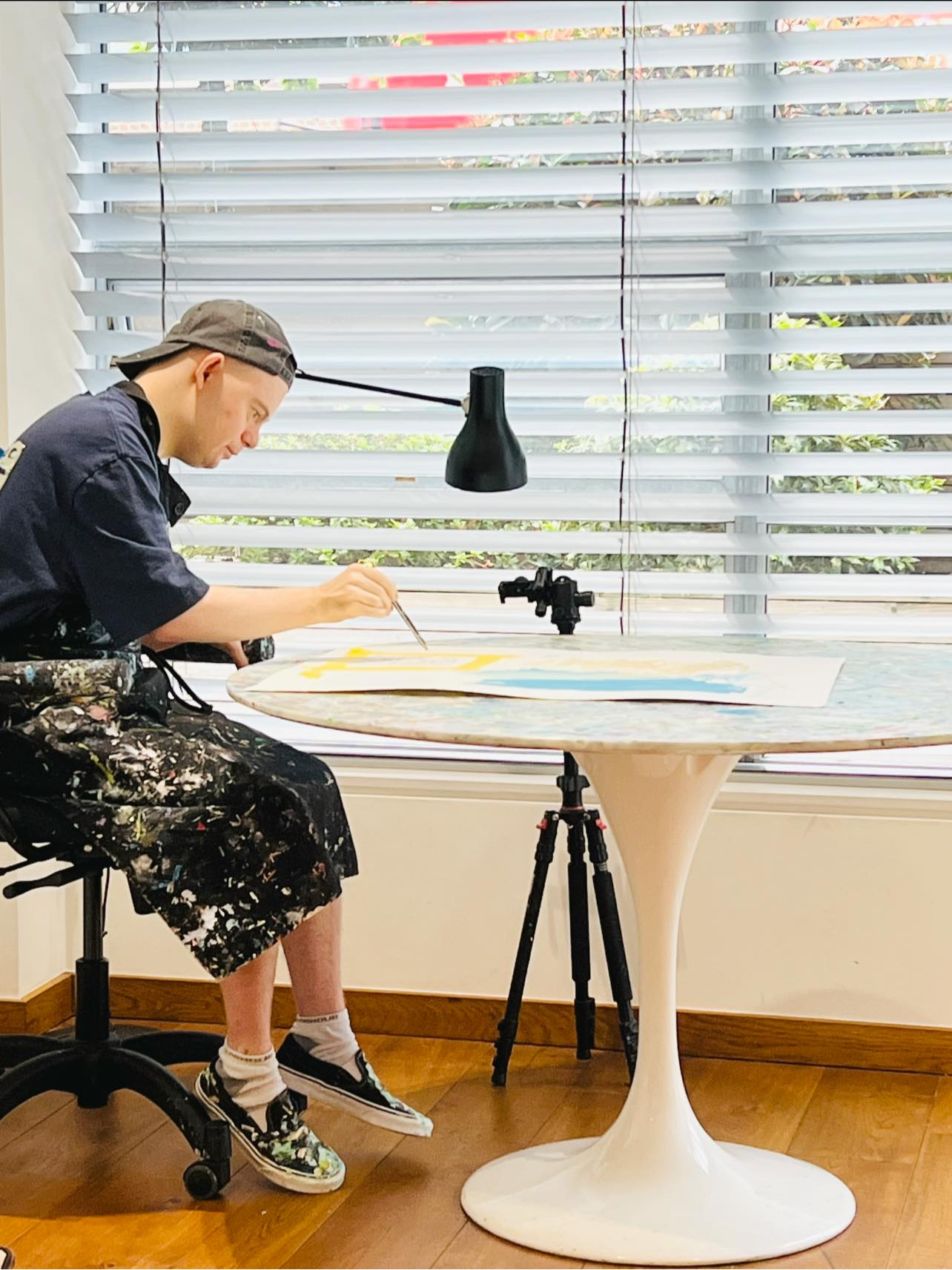 Charlie passa horas no estúdio pintando. Cada quadro é uma surpresa diferente! Foto: Charlie French Fine Art.