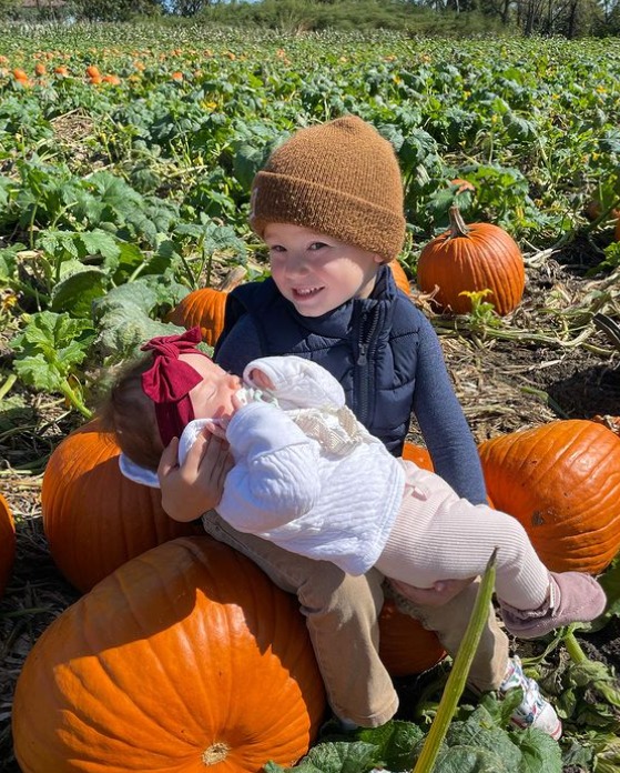 Kelly contou que o pequeno adora ser o irmãos mais velho. - Foto: reprodução/Instagram @kspill_