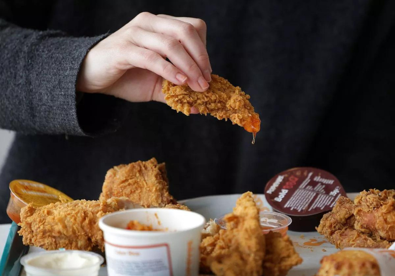 O anônimo vai ganhar um ano de frango grátis. Ele vai dividir com quem mais precisa! Foto: Sean Hansford/Manchester Evening News.