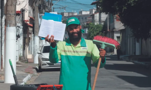 Matheus começou a trabalhar cedo e, por isso, teve que largar os estudos. Mas agora ele alcançou o sonho! Foto: Kadidja Fernandes (A Tribuna).