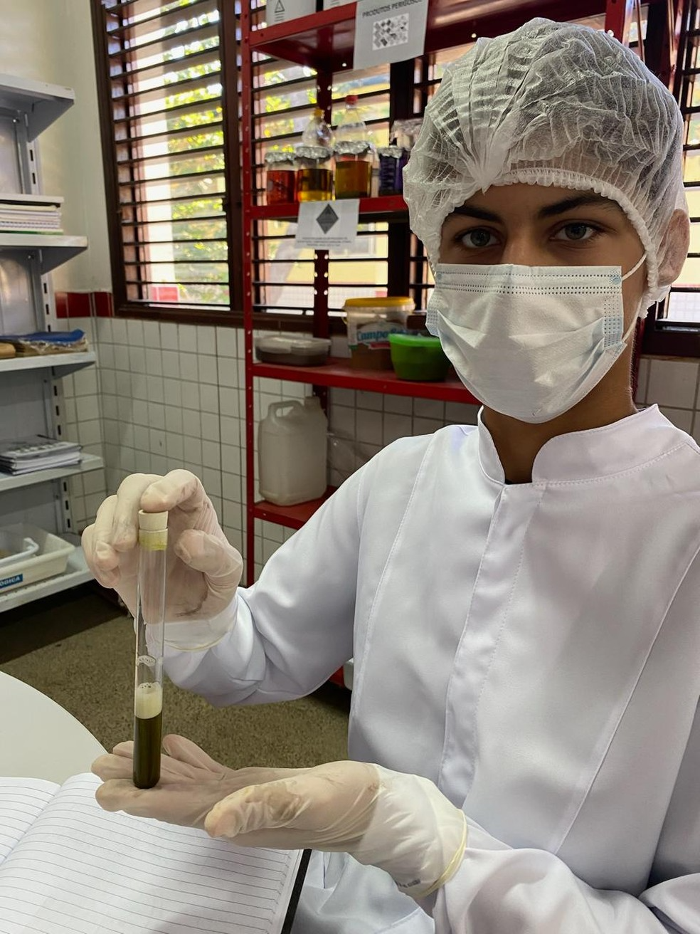 Durante o trabalhou, o garoto encontrou um princípio ativo capaz de matar e modificar larvas. Foto: Arquivo pessoal.