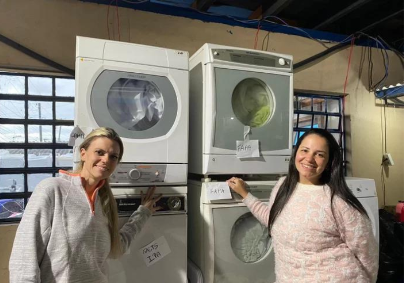 As amigas voluntárias criaram a lavanderia solidária no RS para ajudar vítimas da tragédia. Foto: Valéria Possamai (Agência RBS).