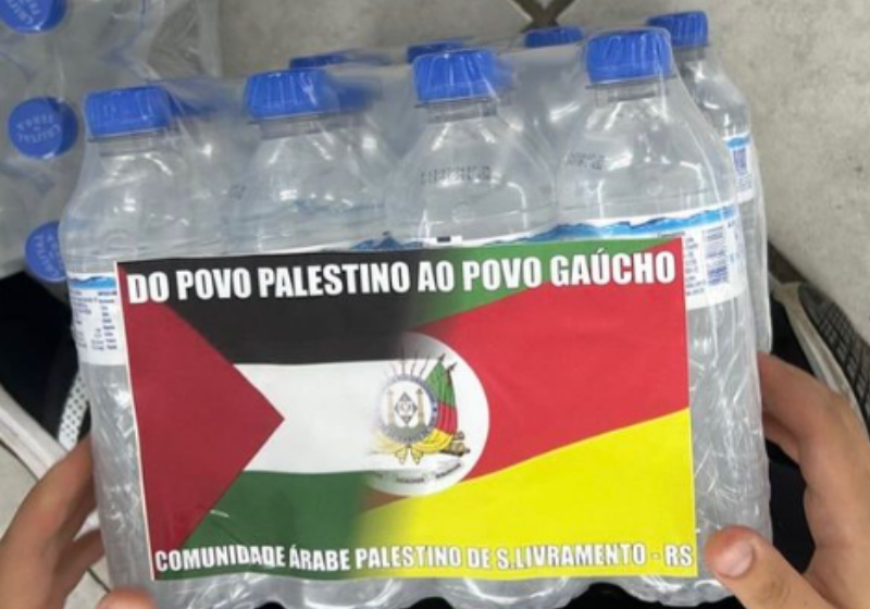 As águas, assim como as roupas arrecadas, foram distribuídas na última sexta-feira. Foto: @okaisito/Instagram.