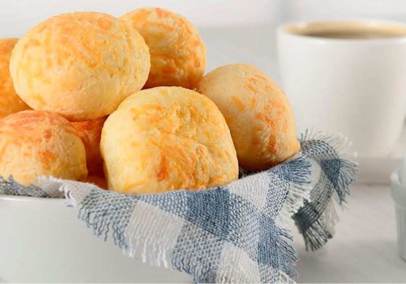 O pão de queijo brasileiro ficou na frente de pães famosos no ranking dos melhores do mundo do TasteAtlas, como o baguete e a foccacia. - Foto: Tasteatlas