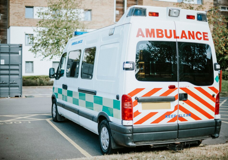 O paramédico estava de folga no pub e agiu rápido para salvar a mulher que teve uma parada cardíaca. Em seguida chegou a ambulância. - Foto: Freepik.