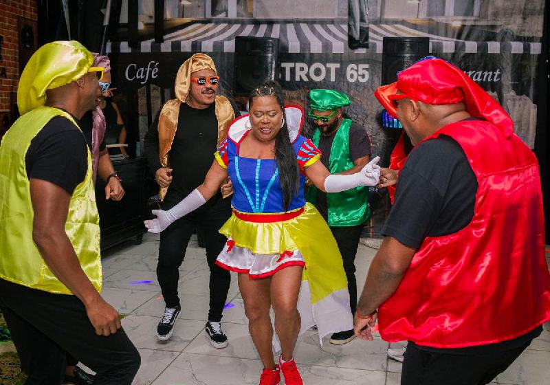 A mãe, que não teve festa de 15 anos, quis comemorar os cinquenta anos com um festão e o tema 'Preta de Neve e os 7 Negões'. Foi um sucesso e o vídeo viralizou. - Foto: @eveemiranda/Instagram.Foto: arquivo pessoal