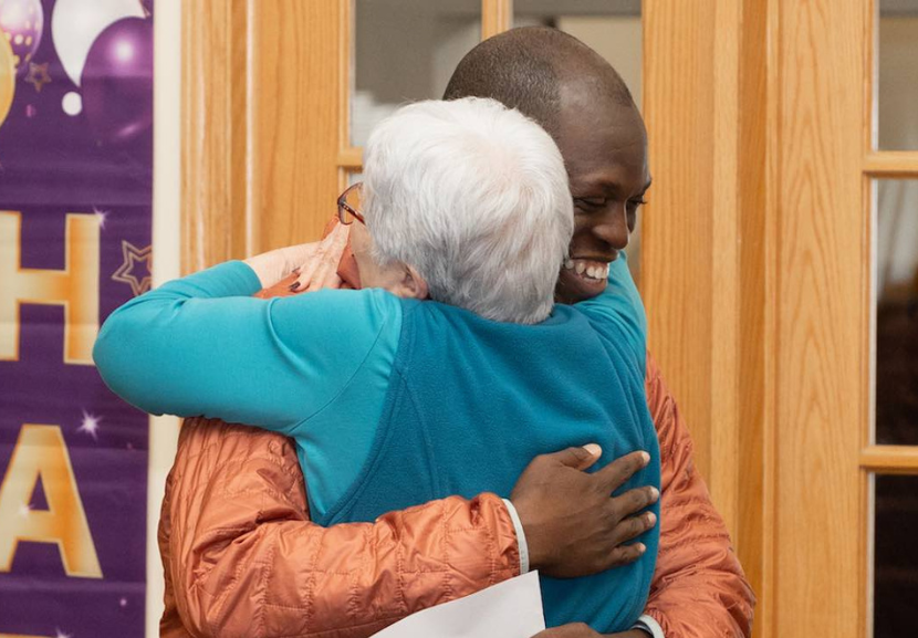 Emoção pura! Seyi e a professora mantinham contato por cartões e e-mails, mas agora, depois de 44 anos, tiveram um encontro presencial. - Foto: reprodução/arquivo pessoal