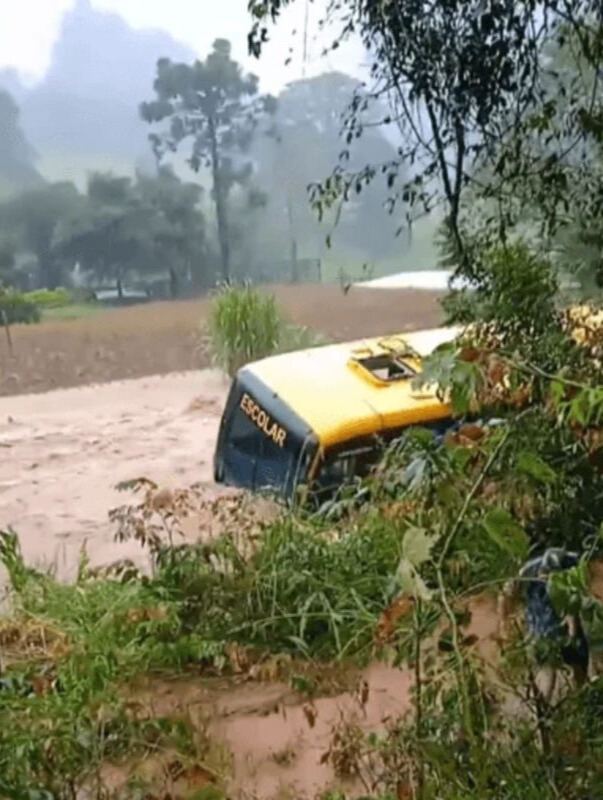 A foto do ônibus já quase submerso foi feita apenas duas horas depois que os alunos sairam. - Foto: reprodução/Internet 